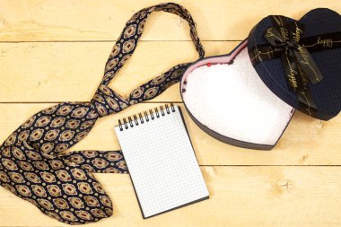 Babalar günü konsepti - hediye, kravat ve ahşap masaya boş defter