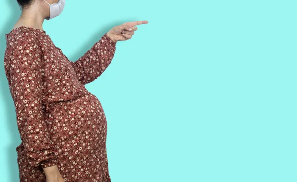 Έγκυος Γυναίκα Που Φοράει Ιατρική Μάσκα Και Δείχνει Δάχτυλό Της — Φωτογραφία Αρχείου