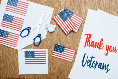 Gaziler Anma Günü ve Gaziler Günü için Amerikan Bayrak Kartları Ahşap Arkaplan ve Gaziler Günü yazılı metinler