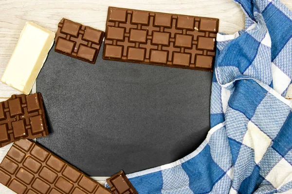 Leche Negro Barras Chocolate Blanco Con Tablero Negro Vacío Mesa —  Fotos de Stock