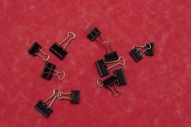 buldog ataçları kırmızı arkaplanda izole edildi