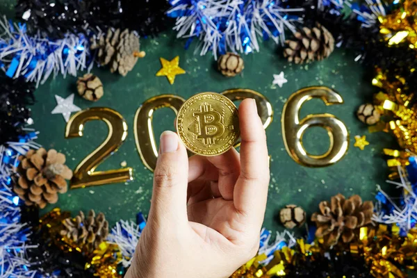 Altın sayılar ve dekorasyonun ortasında Bitcoin Madeni Parayla Kutlama