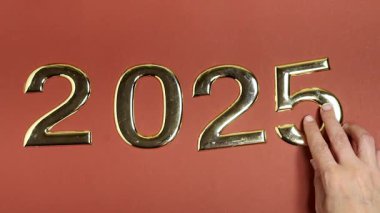 Kadınlar 2026 'yı altın rakamlardan, yeni yıl tatili konseptinden kuruyor.