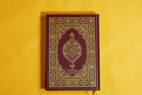 Yeşil kapaklı Arapça kaligrafisi olan Kur 'an' ın kapalı bir kopyası. Arapça 'da, Kuran-ı Kerim, yani Kuran-ı Kerim okunur. Eğitimsel ve kültürel amaçlar için görüntü