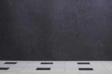 Stüdyo arkaplan dokusu için kareli döşeme desenli minimal sanayi beton duvarı