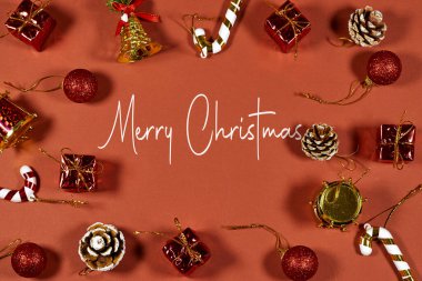 Kırmızı Arkaplanı Hediyeler, Çam kozalakları, Şeker Çubukları ile Çerçeveleyen Şenlikli Noel Süslemeleri