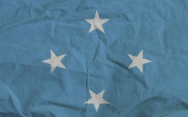 Açık mavi tarlaya sahip mikronezya ulusal bayrağı ve elmas desenli beş köşeli dört beyaz yıldız.