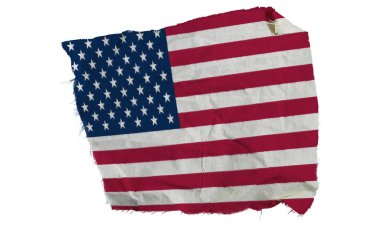 Yıpranmış kenarlı soluk Amerikan bayrağı parçası, beyaz bir arka plan üzerine kurulmuş. Tatil için uygun vatanseverlik, dayanıklılık ve tarih taşır.