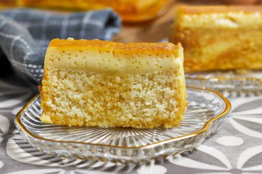 Ev yapımı hindistancevizli turta, kırsal bir tabakta servis ediliyor. Karamel soslu kremalı muhallebi, kızarmış hindistan cevizi gevreği. Süt şişesi ve taze yumurtalarla enfes bir tropikal ikramdı.