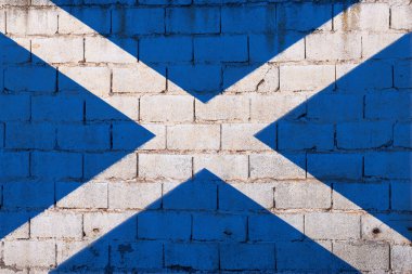 Duvar, mavi tarla ve beyaz çapraz haçla İskoçya bayrağını boyadı