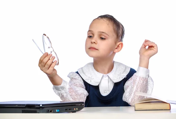 Porträt eines Schulmädchens, das ihre Hausaufgaben macht, Brillen anschaut — Stockfoto