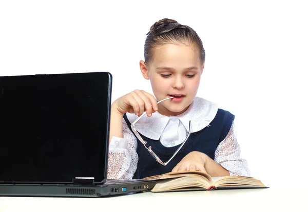 Porträt eines Schulmädchens, das ihre Hausaufgaben macht, Brillen anschaut — Stockfoto