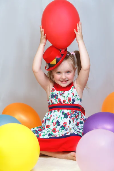 Porträt eines kleinen Mädchens, das mit Bällen spielt — Stockfoto