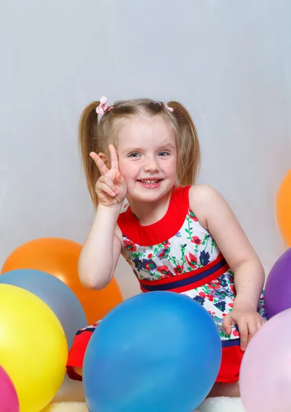 Portret van een klein meisje spelen met ballen Stockfoto