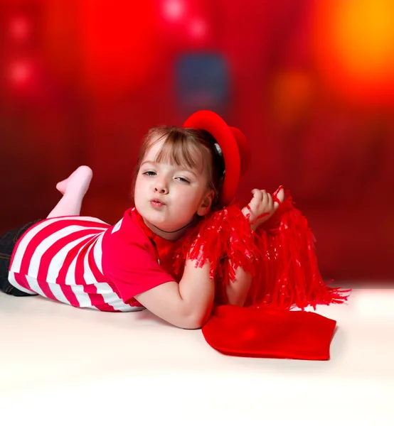 Портрет маленькой девочки в карнавальном костюме на абстрактной обратной стороне — стоковое фото