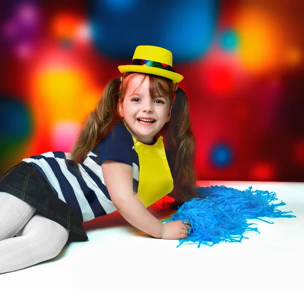 Porträtt av liten flicka i karneval kostym på abstrakt ba — Stockfoto