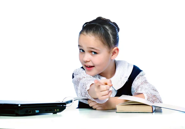 Porträt eines Mädchens, das an der Schulbank, in der Schule, im Klassenzimmer sitzt, — Stockfoto