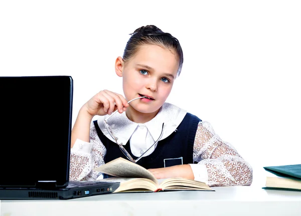 Porträt eines Mädchens, das an der Schulbank, in der Schule, im Klassenzimmer sitzt, — Stockfoto