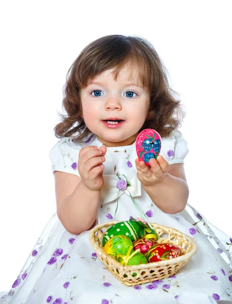 Ritratto di una bella bambina che tiene le uova di Pasqua su un whi — Foto Stock