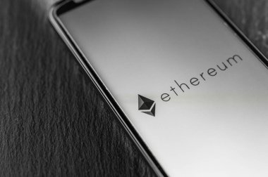 Ethereum engelleme logosu para kripto para akıllı telefon ekranında.