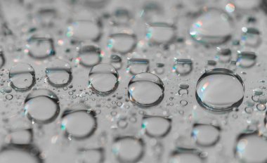 Yansıtıcı bir yüzeye düşen suyun makro fotoğrafçılığı.