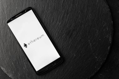 Ethereum engelleme logosu para kripto para akıllı telefon ekranında.
