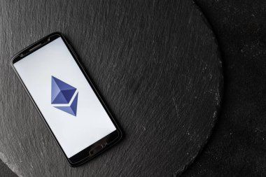 Ethereum engelleme logosu para kripto para akıllı telefon ekranında.