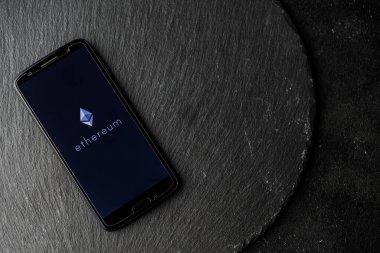 Ethereum engelleme logosu para kripto para akıllı telefon ekranında.