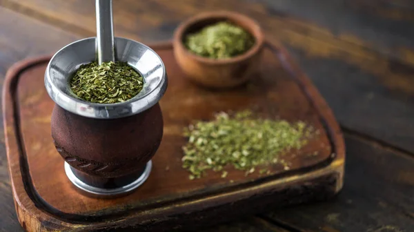 Té tradicional argentino de yerba mate en calabaza con barra de bombilla. —  Fotos de Stock