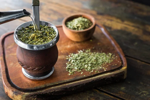 Té tradicional argentino de yerba mate en calabaza con barra de bombilla. —  Fotos de Stock