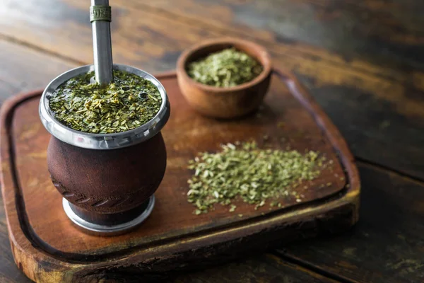 Té tradicional argentino de yerba mate en calabaza con barra de bombilla. —  Fotos de Stock