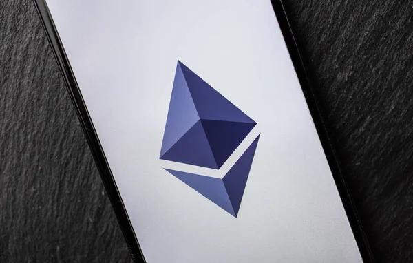 Logo de Ethereum blockchain dinero criptomoneda en la pantalla del teléfono inteligente. — Foto de Stock