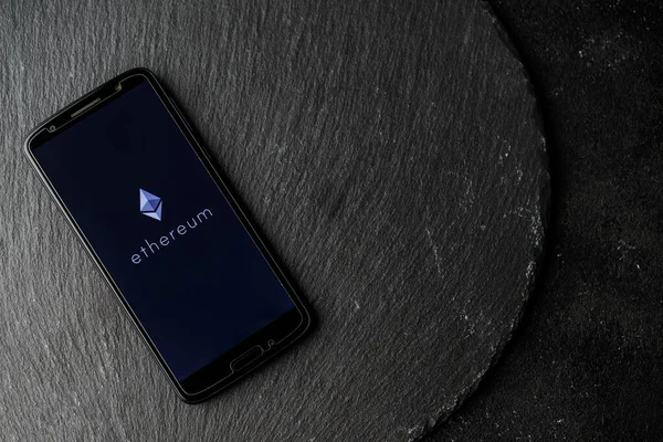 Logo of Ethereum blockchain грошова криптовалюта на екрані смартфона. Ліцензійні Стокові Фото