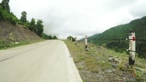 Camino de montaña vuelta — Vídeos de Stock