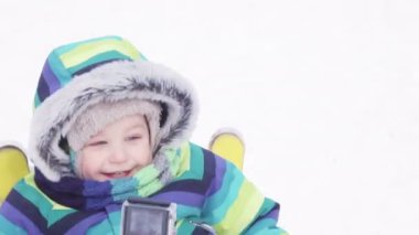 Çocuk kışın salıncak üzerinde