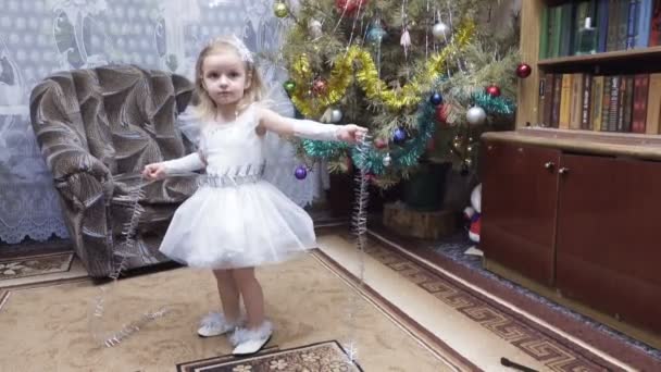 Menina em traje na árvore de Natal — Vídeo de Stock