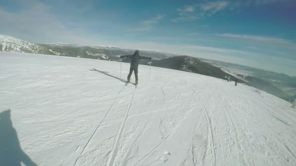 Лыжный спуск на природе — стоковое видео