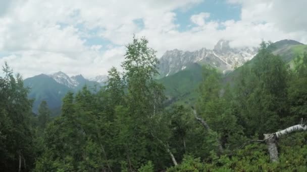 Uitzicht op berg pieken bergen Svaneti — Stockvideo