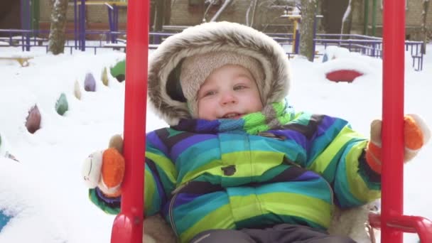 Enfant en mouvement en hiver — Video