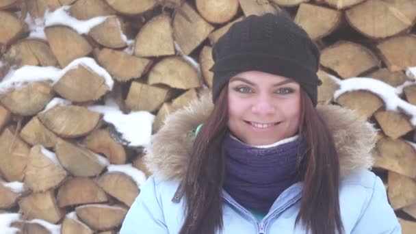 Menina na floresta de inverno — Vídeo de Stock