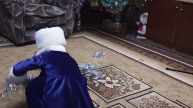 Noel ağacı yakınındaki kızlık