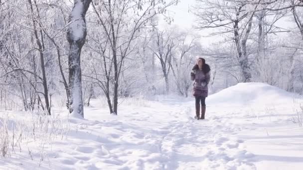 Дівчина в зимовому лісі — стокове відео