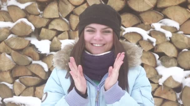 Kışın ormandaki kız — Stok video