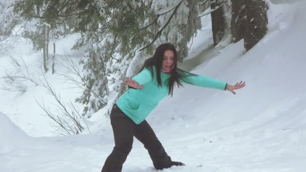 Девушка в зимнем лесу — стоковое видео