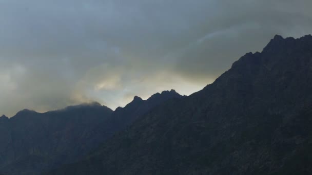 Rays of light on edge of mountain peak — Stock Video