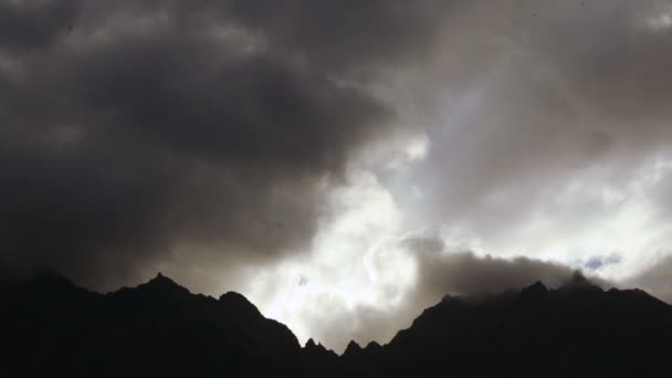 Rays of light on edge of mountain peak — Stock Video
