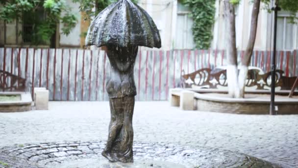 Monumento em forma de um guarda-chuva e casal amoroso — Vídeo de Stock