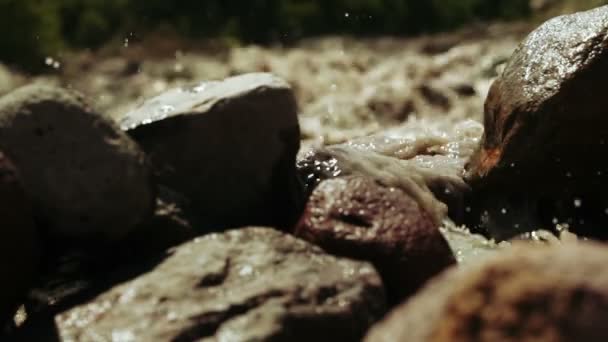 Arroyo de montaña en Georgia — Vídeos de Stock