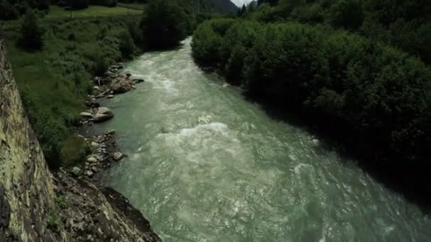 Fjällbäck i Georgien — Stockvideo