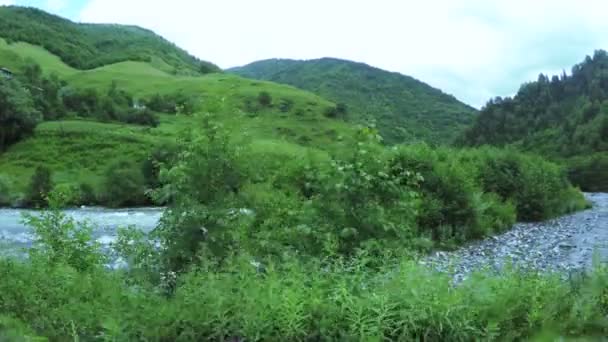 Pueblo de montaña cerca del río — Vídeos de Stock